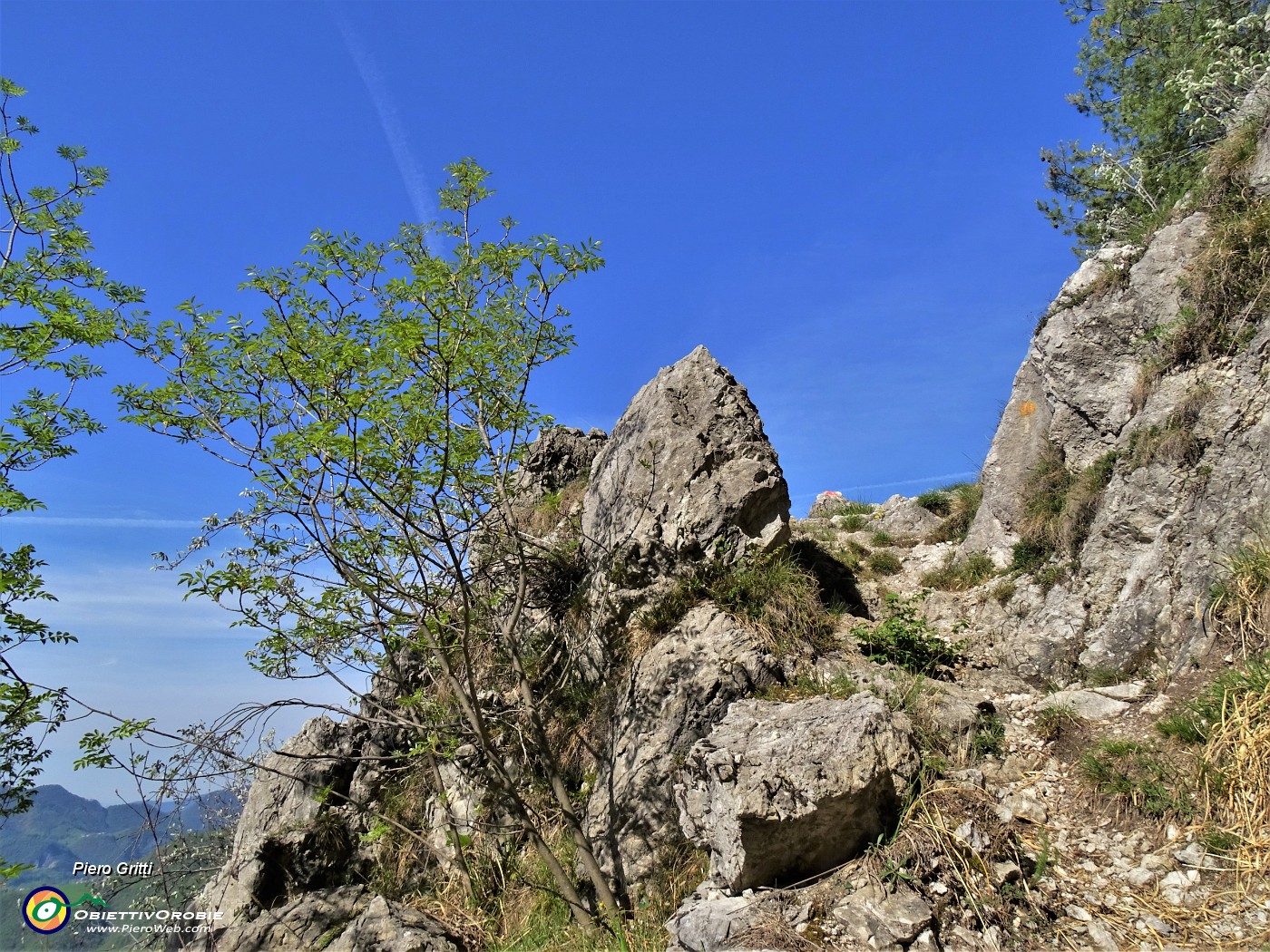 31 In decisa salita tra roccioni.JPG